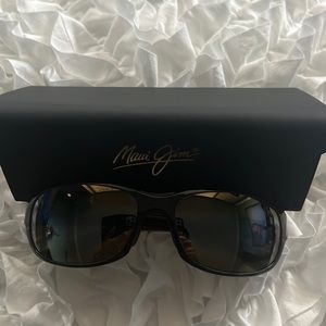 Maui Jim men’s and women’s twin falls polarized wrap sunglasses